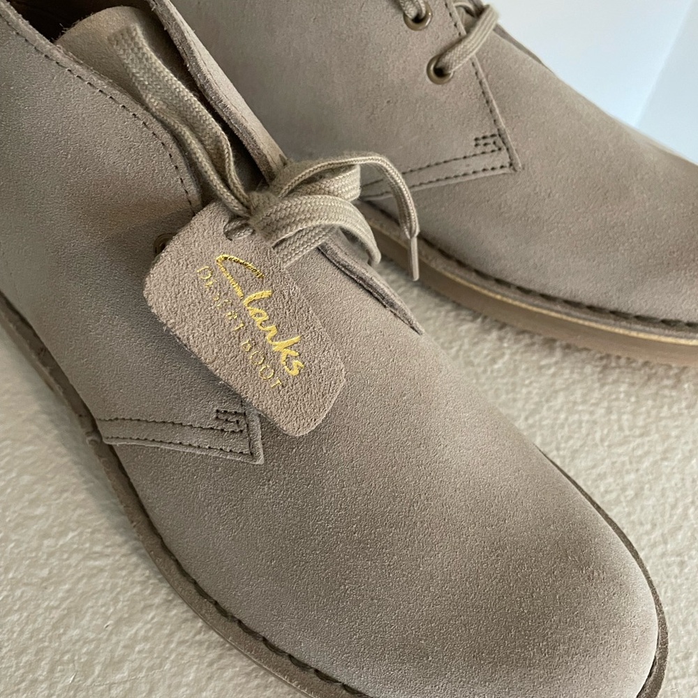 Men’s Clark’s desert boots in suede size 8.5 in tan